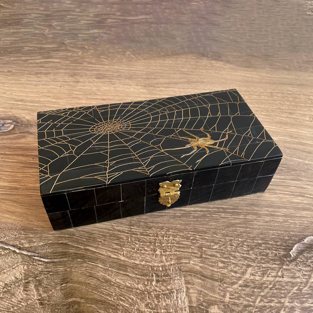 6-1/4&quot; Spider in Web Engraved Horn Box